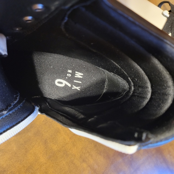 White and black boots - Picture 2 of 6